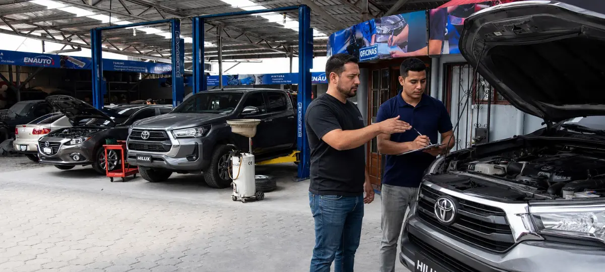 Asesores de ENAUTO revisando una Hilux con el cliente