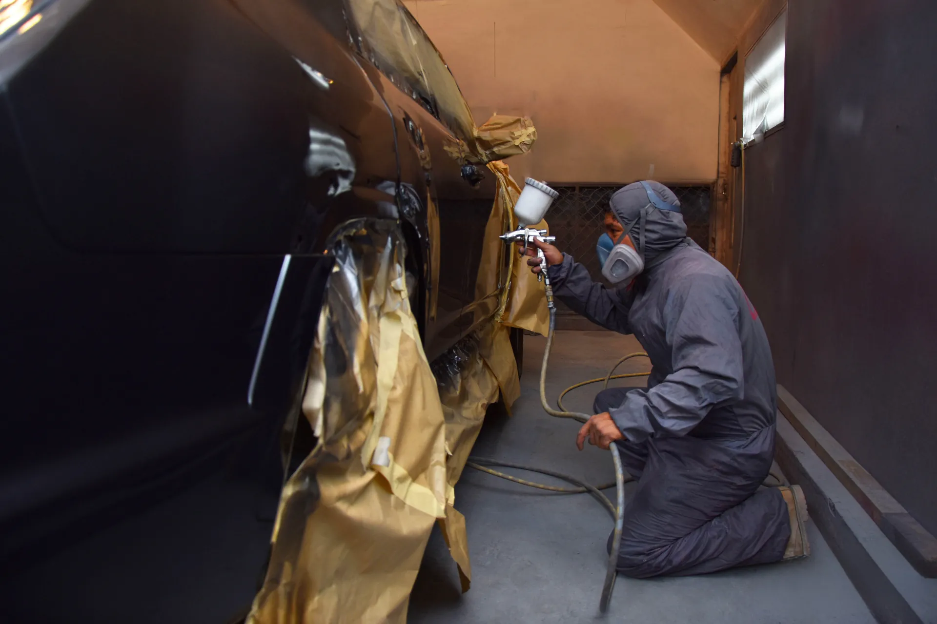 Pintura de carrocería en la cabina de ENAUTO